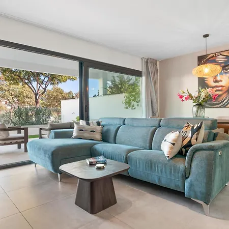 アパート Luxury 3br Garden エステポナ