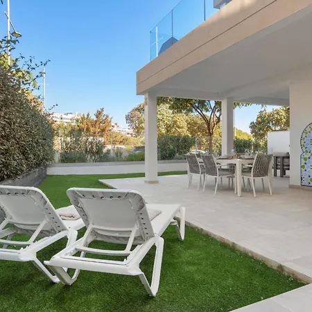 アパート Luxury 3br Garden エステポナ