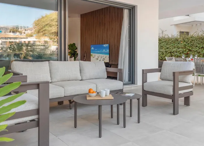 アパート Luxury 3br Garden エステポナ