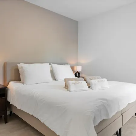 Luxury 3br Garden Apartment *